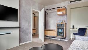 un soggiorno con letto e TV in camera di OREA Resort Santon Brno a Brno