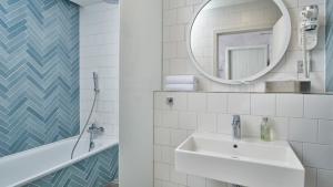 OREA Resort Santon Brno的一间浴室