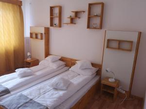 Tempat tidur dalam kamar di CONACUL SARBESC