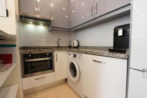 una cucina con lavatrice e asciugatrice di FRONTIMAR a Calpe