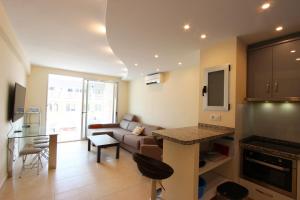 una cucina e un soggiorno con un divano e un tavolo di FRONTIMAR a Calpe