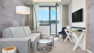 OREA Resort Santon Brno的电视和/或娱乐中心
