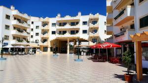 un patio vacío frente a un gran edificio en Dunas 142 en Alvor