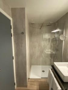 Ένα μπάνιο στο Hotel New Regina