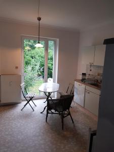 eine Küche mit einem Tisch und Stühlen sowie einem Fenster in der Unterkunft Ganze Wohnung mit Garten in Bremen