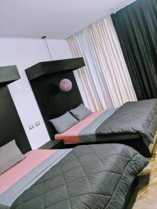 1 dormitorio con 2 camas y ventana en Marina Square Hostel en Hurghada