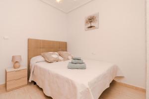 een slaapkamer met een bed met een knuffeldier erop bij Espanatour AGUAMARINA in Torrevieja +24 foto's