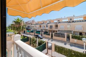 een balkon met uitzicht op een straat en gebouwen bij Espanatour AGUAMARINA in Torrevieja
