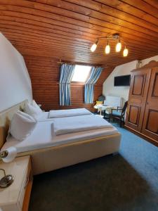 A bed or beds in a room at Pension Kreuzinger, 5310 Tiefgraben