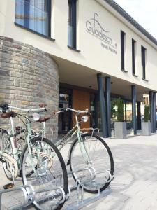 zwei Fahrräder, die vor einem Gebäude geparkt sind in der Unterkunft Hotel Martha in Beringen