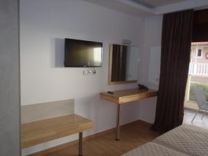 TV a/nebo společenská místnost v ubytování Loukas Apartments On The Waves