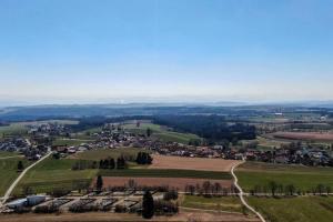 Blick auf Traumwohnung mit Alpenblick aus der Vogelperspektive