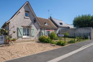 a house on the side of the road at Les deux anes in Veuves