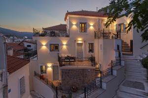 波罗斯Euphoria House的一座带楼梯和灯光的大型白色房屋