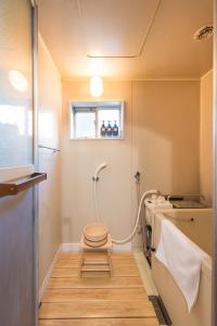 東京にあるYoshinaga heightsのトイレと洗面台のある小さなバスルーム