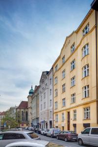 een rij gebouwen in een straat met geparkeerde auto's bij Dušní 13 - Old Town Apartment in Praag