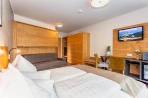 
Ein Bett oder Betten in einem Zimmer der Unterkunft Hotel Almrausch
