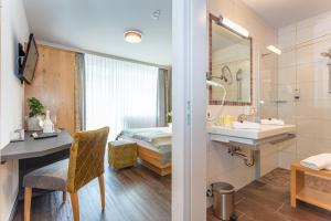 Bilik mandi di Hotel Almrausch
