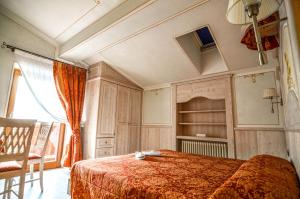 Postel nebo postele na pokoji v ubytování Hotel Cristallo
