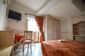 Un pat sau paturi într-o cameră la Hotel Cristallo