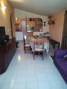 Una sala de estar con una mesa y una cocina. en villa gio con piscina, en Siracusa 4 fotos más