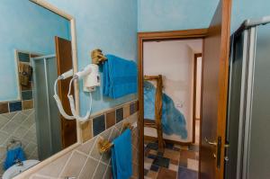 LoceriにあるBellavistaのバスルーム(シャワー、鏡付)