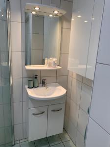 y baño con lavabo y espejo. en Lägenhet 35m2 Strömstad Centrum, en Strömstad