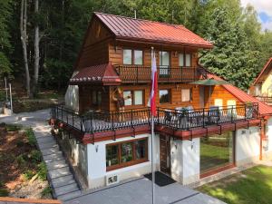 een groot houten huis met een balkon bij LaVerde - Blisko Przyrody Daleko od Tłumu in Skomielna Czarna