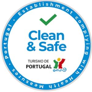 a logo for clean and safe at Refugio d'Anita Douro Valley House in Barcos