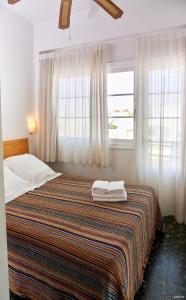Postel nebo postele na pokoji v ubytování Hostal Illes Pitiüses