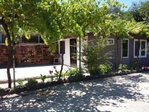 セインツ・コンスタンティン＆ヘレナにあるVilla Sunny Dayの木々と花の家