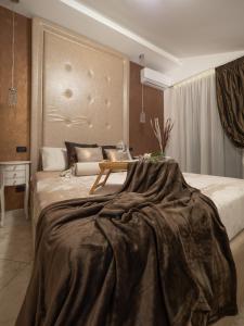 um quarto com uma cama grande e um cobertor em A casa di Sofy em Corropoli