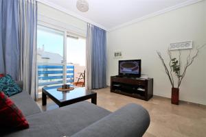 Televízia a/alebo spoločenská miestnosť v ubytovaní Apartment BERNAL