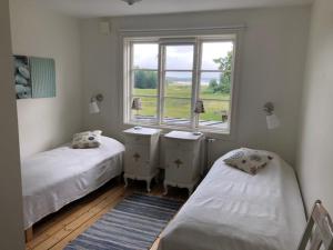 a bedroom with two twin beds and a window at Gula Villan in Utö