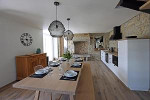 a kitchen with a table with plates and glasses on it at Ty Dag - La Désirade proche plage et jacuzzi in Roscoff
