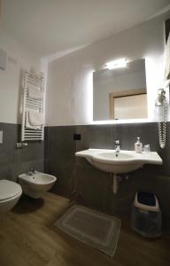 Ein Badezimmer in der Unterkunft Hotel Zanella