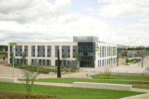 een groot wit gebouw met veel ramen bij B&B HOTEL Reims Bezannes in Reims