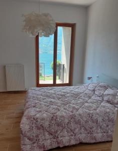 Postel nebo postele na pokoji v ubytování Big Apartment With Lake View and Two Bedrooms