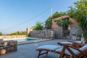 Bazén v ubytování Blue Vista Patmos pool studio nebo v jeho okolí