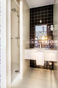 ブリュッセルにあるLa Maison Haute guesthouseの洗面台とシャワー付きのバスルーム +27枚の写真