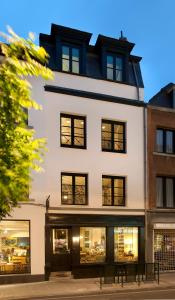 - un bâtiment blanc avec des fenêtres noires dans l'établissement La Maison Haute guesthouse, à Bruxelles