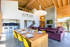 een eetkamer en een keuken met een tafel en gele stoelen bij Luxury Spa Chalet with Jacuzzi and Sauna in La Tzoumaz