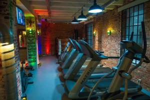 una fila de máquinas de cardio en un gimnasio en Hotel Sprenz, en Oldenburg