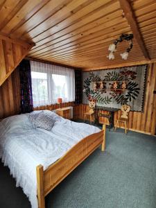 ザコパネにあるWilla Na Potokuの木製の天井が特徴のベッドルーム1室(ベッド1台付)