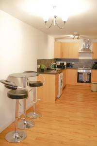 Η κουζίνα ή μικρή κουζίνα στο Millburn Apartments