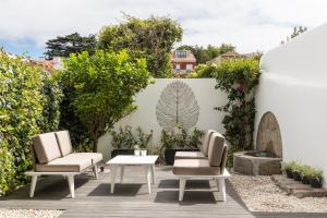 Ein Sitzbereich in der Unterkunft Gallery Townhouse & Home