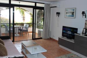 Televízia a/alebo spoločenská miestnosť v ubytovaní Casa Blanca - Sea View - First Line