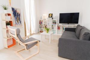 Televízia a/alebo spoločenská miestnosť v ubytovaní LA SURFERA APARTMENT