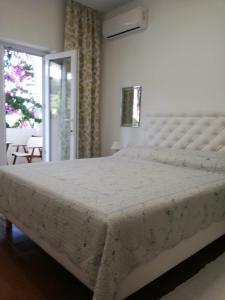a bedroom with a large bed in a room at Apartmani Mladina in Jelsa