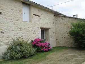 紹維尼的住宿－LA MAISON D'HENRI，旁边是一座粉红色花卉的房子
